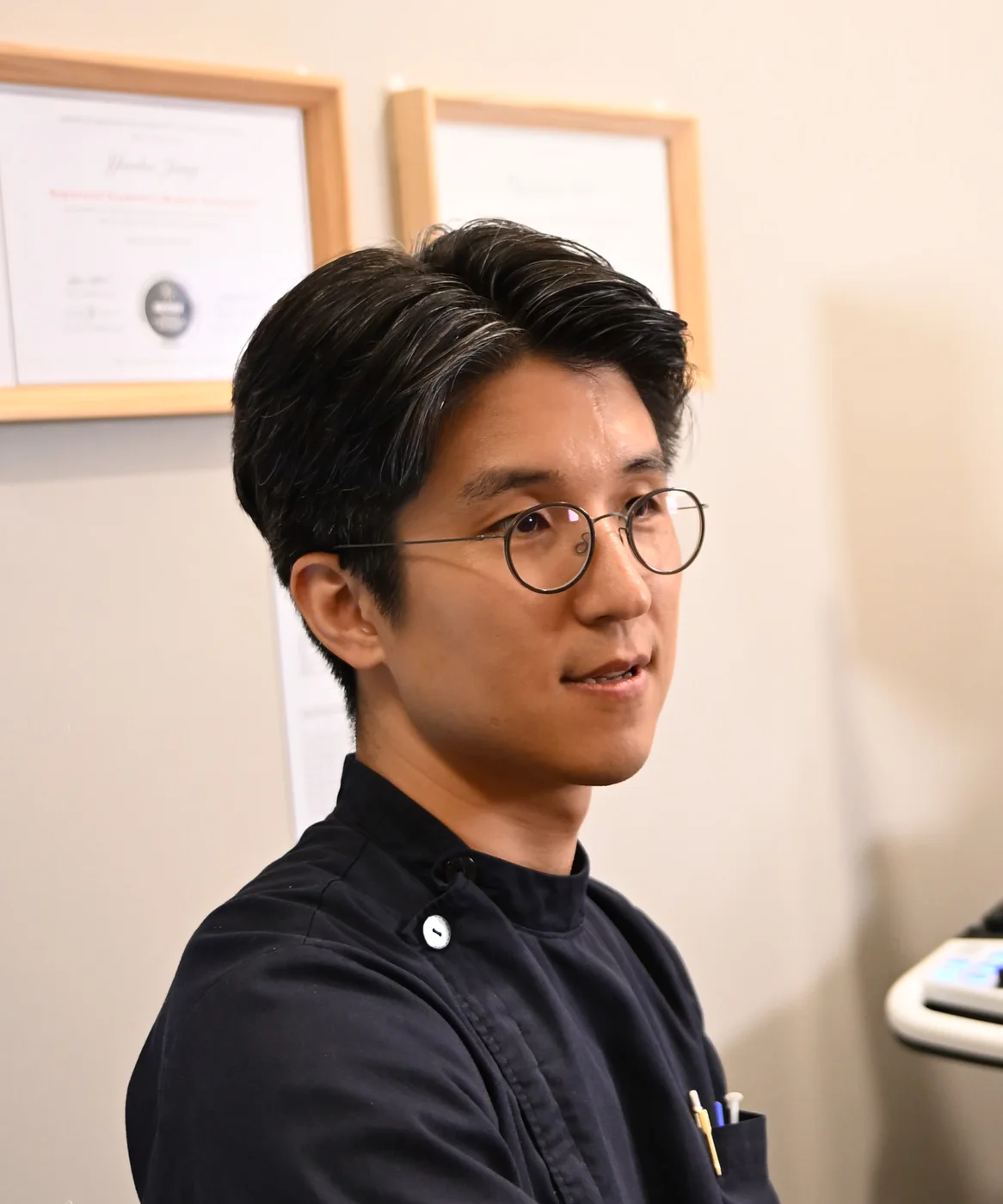 진료실에서 상담 중인 장윤호 원장