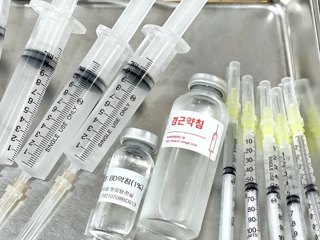 트레이에 준비된 약침 앰플과 일회용 시린지